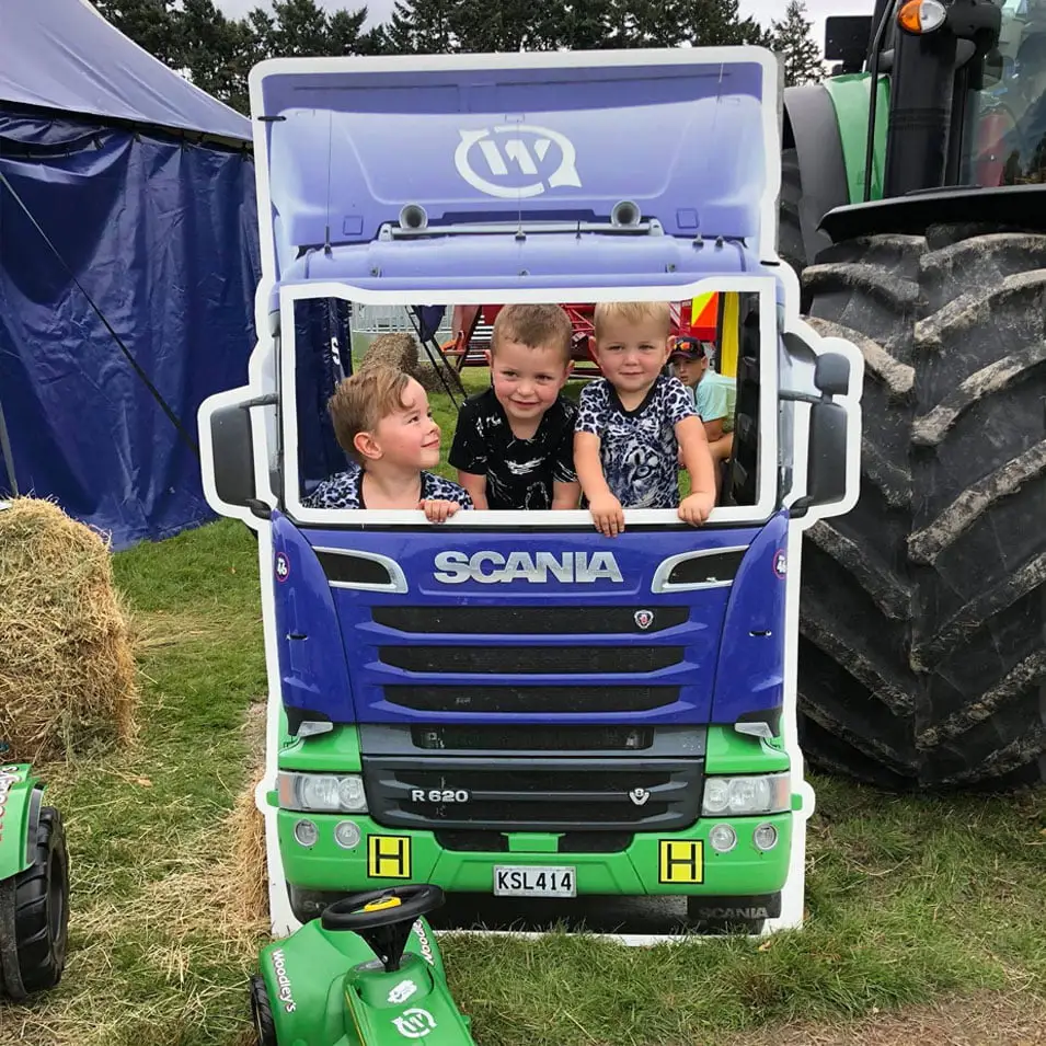 justine-tull-graphic-and-website-design-signage-woodleys-contracting-4