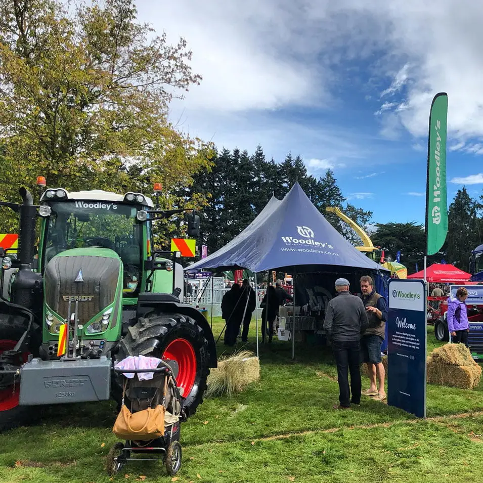 justine-tull-graphic-and-website-design-signage-woodleys-contracting-5